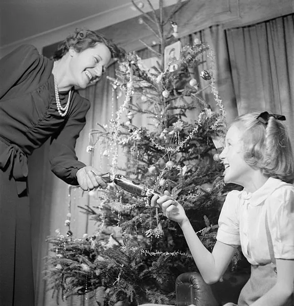Christmas Cracker - Mrs Devereux and her daughter celebrate Christmas at their home in Pinner, Middlesex, 1944