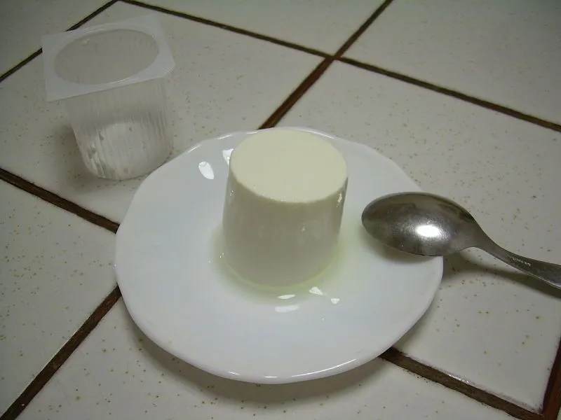 Un petit-suisse démoulé dans un assiette